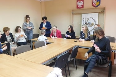 Obchodzimy Dzie&Sigma; Kobiet w Urz⌐dzie Gminy i w przedszkolu (4).JPG