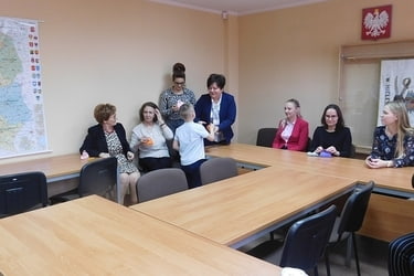 Obchodzimy Dzie&Sigma; Kobiet w Urz⌐dzie Gminy i w przedszkolu (3).JPG