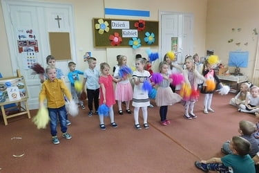 Obchodzimy Dzie&Sigma; Kobiet w Urz⌐dzie Gminy i w przedszkolu (14).JPG